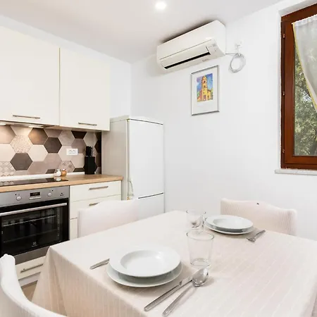 Apartment 1 Bedroom Cozy In *