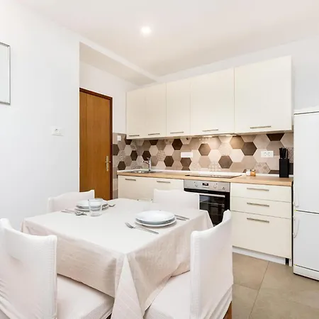 1 Bedroom Cozy In Malinska