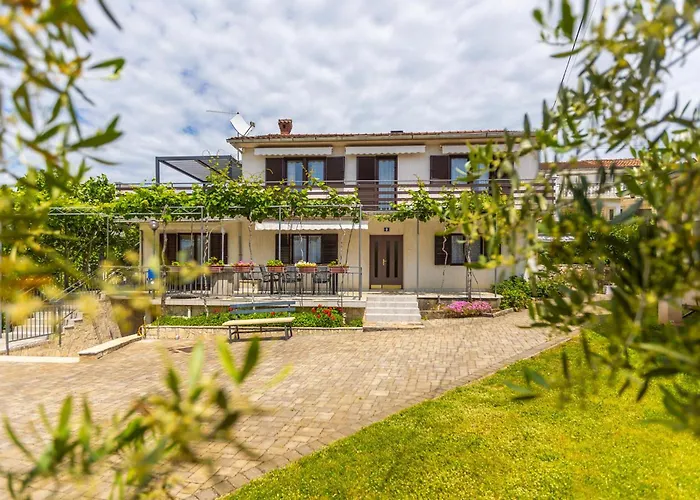 Apartman Lovely In With Wifi Malinska